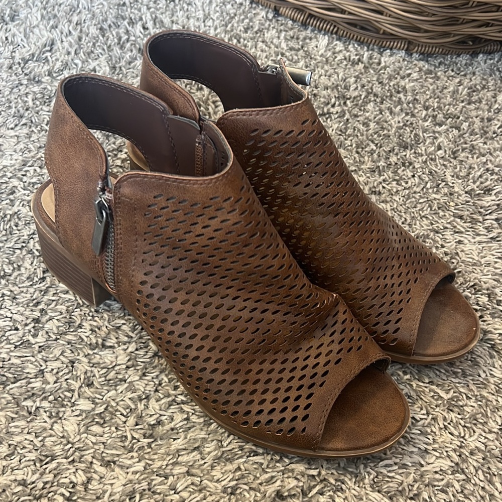 Soda sandals